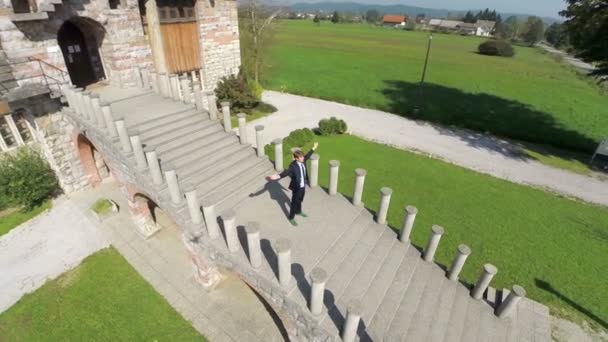 Man die op een trap van een kerk — Stockvideo