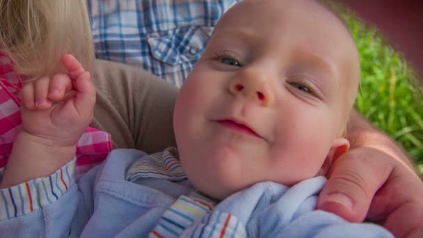 Právě narozené dítě se snaží zachytit fotoaparátem — Stock video