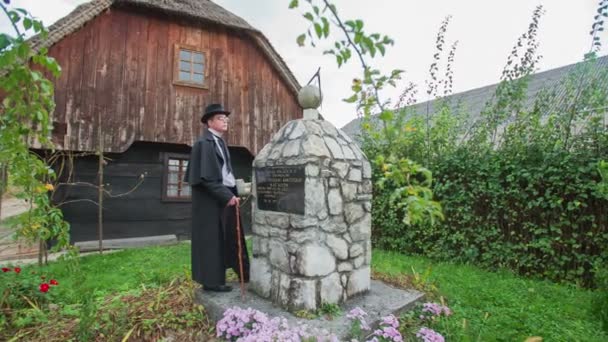 Man från medeltiden stående bredvid statyn — Stockvideo