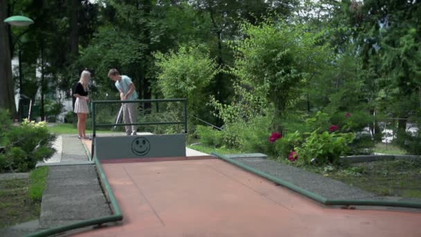 Pareja jugando mini golf — Vídeos de Stock