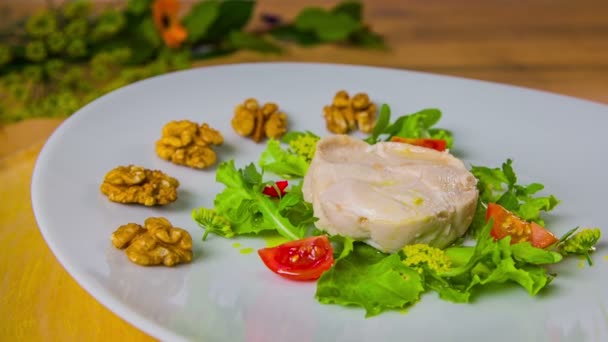 Poitrines de poulet de boîte sur salade — Video