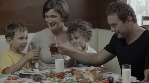 Pane tostato padre e figlio con tè — Video Stock