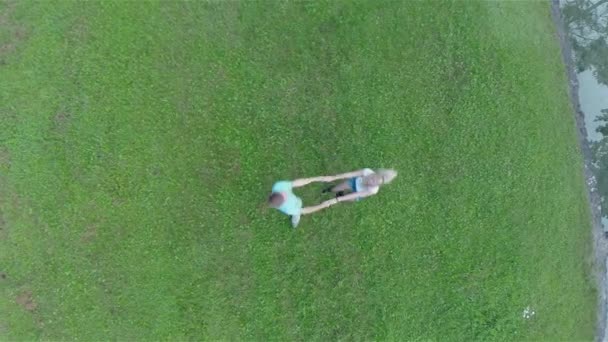 tournant garçon et fille tenant la main 