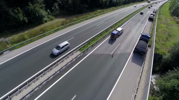 Tiro aéreo de tráfego em uma estrada — Vídeo de Stock