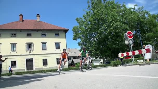 Велогонщики на соревнованиях в Словении — стоковое видео