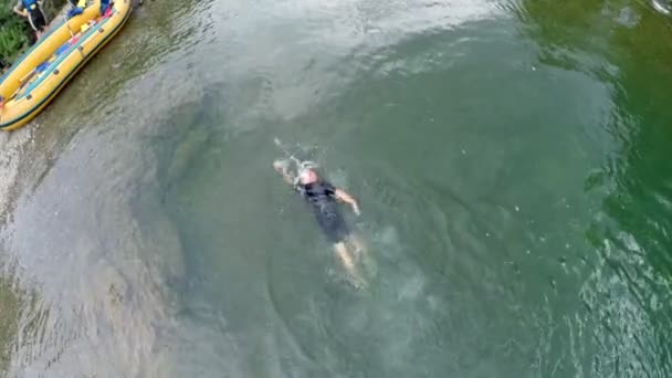 Rafter jump in to the river and swim — Stock Video
