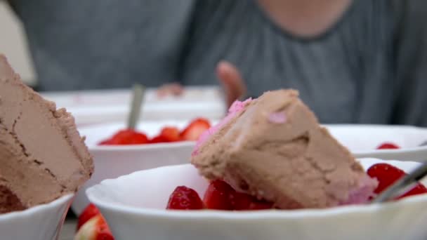 Trozos de helado se ponen encima de las fresas — Vídeos de Stock