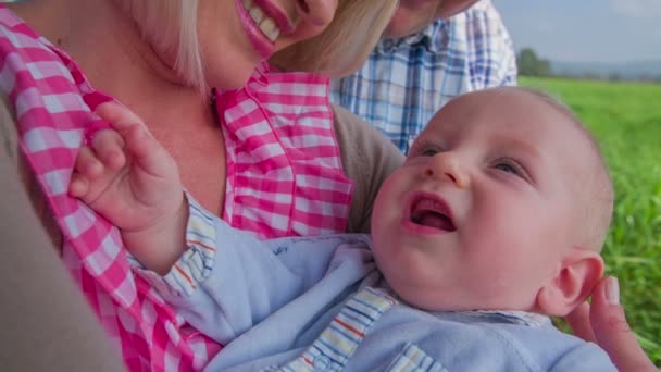 Bebekli mutlu bir aile — Stok video
