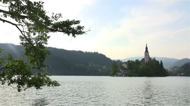 Bled meer met kerk op het eiland — Stockvideo