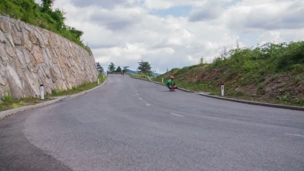 Bruslař z longboard zastavuje před kamerou — Stock video