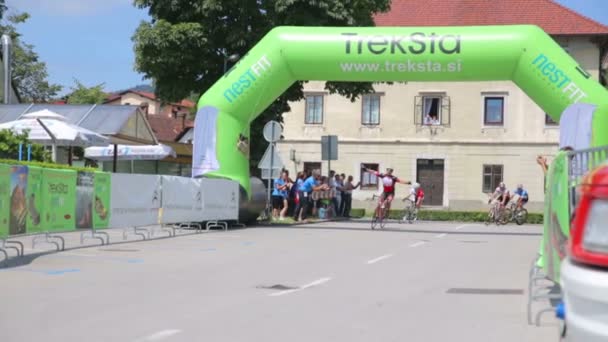 I ciclisti gareggiano in Slovenia — Video Stock