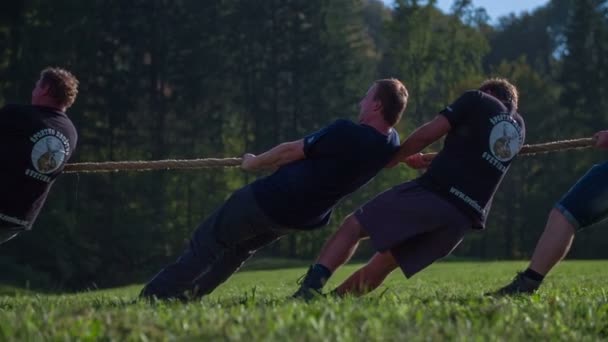 Schwarzes Team gibt im Tauziehen sein Bestes — Stockvideo