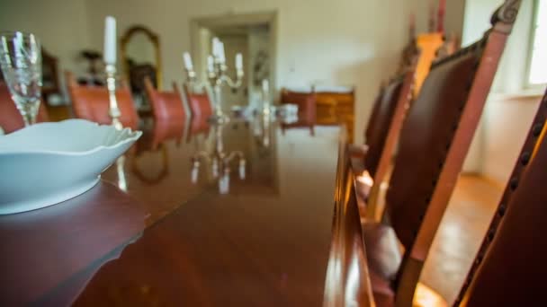 Вінтажний дерев'яний стіл в замку середини життя — стокове відео