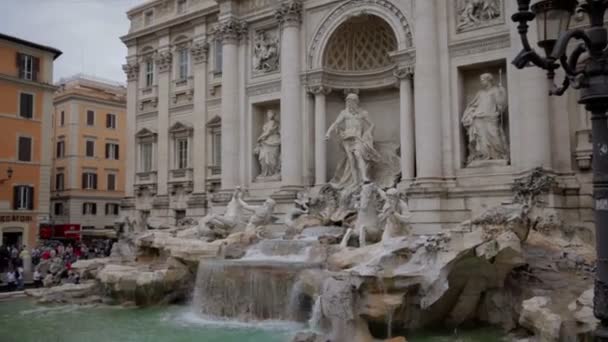 在罗马最大的特雷维喷泉 — 图库视频影像