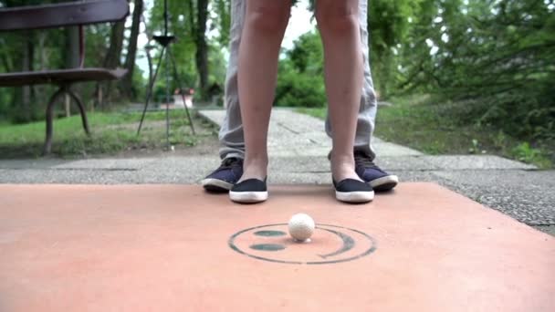 Paar mini golfen — Stockvideo