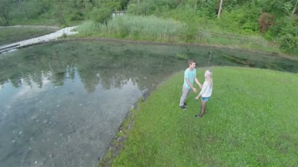 Pareja romántica jugando en parque — Vídeos de Stock