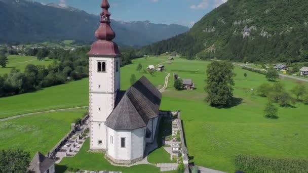 Huyendo de la iglesia en un paisaje abierto — Vídeos de Stock