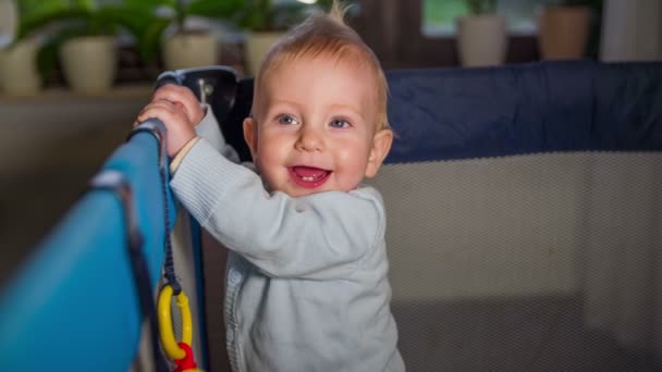 Lindo niño feliz sonriendo en la cuna — Vídeo de stock