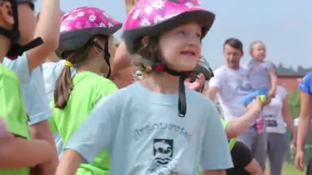 Niños con casco de bicicleta ondeando — Vídeos de Stock