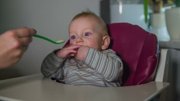 Pequena criança se recusa a comer — Vídeo de Stock