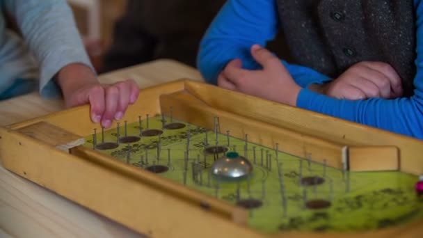 Commencer sur le jouet de flipper vintage 