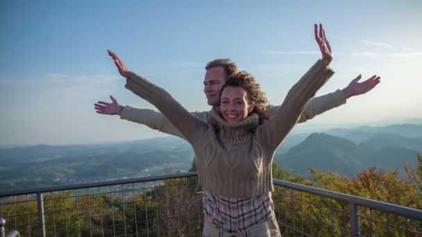 Casal esticando lá mãos no vento — Vídeo de Stock