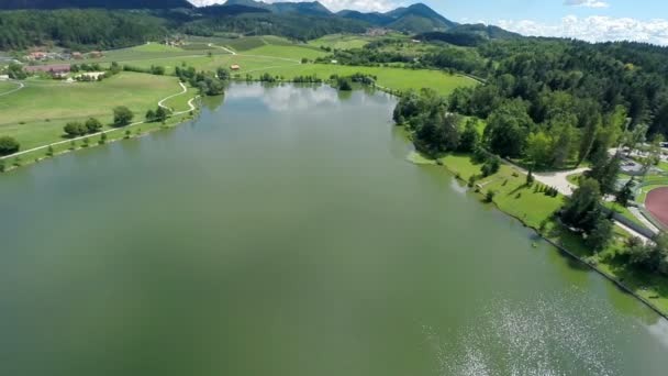 Pousse aérienne d'un lac Velenje — Video