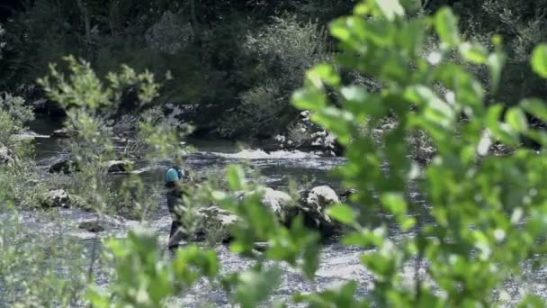 Pescador pescando no rio selvagem em cânion — Vídeo de Stock