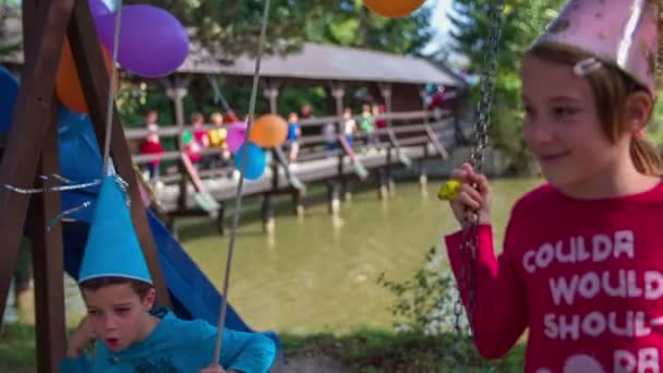 Los niños en la fiesta de cumpleaños al aire libre — Vídeo de stock