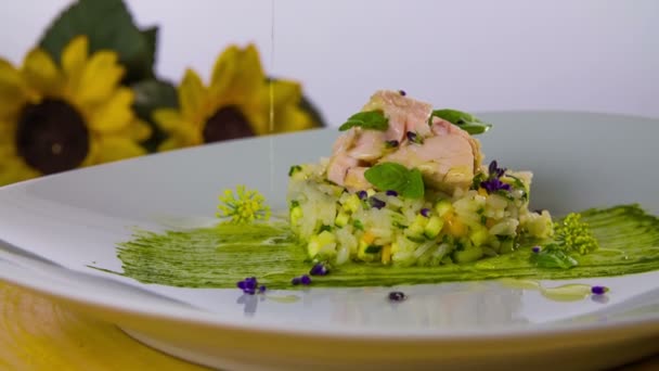 Gotas de óleo caindo sobre alimentos — Vídeo de Stock