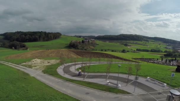 Spaziergang durch die schönen Wanderwege in der Landschaft — Stockvideo