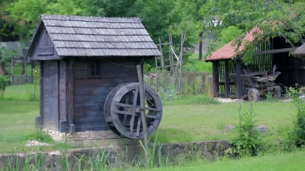 Историческая маленькая деревянная мельница на воде — стоковое видео