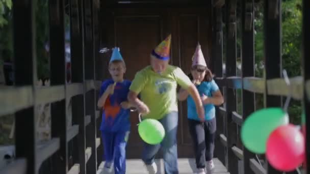Bambini che corrono verso la festa — Video Stock