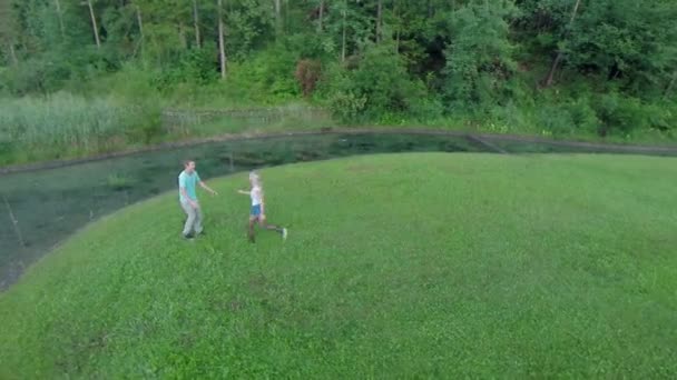 fille courir dans pour copain embrasser et tourner autour 