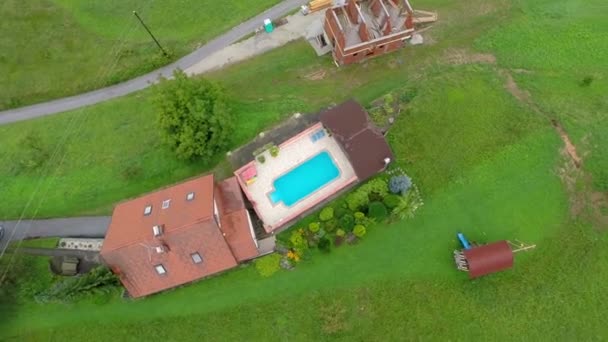 Piscina no quintal de uma casa de luxo — Vídeo de Stock