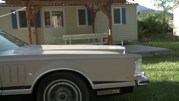 Cadillac estacionado en el campo — Vídeos de Stock