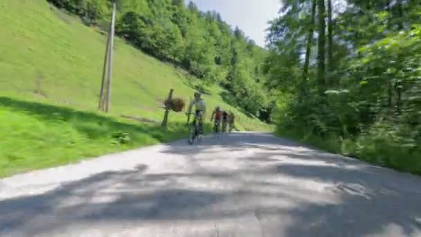 Ciclistas montam em competições na Eslovênia — Vídeo de Stock