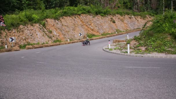 Peligrosa curva de patinaje de longboard — Vídeo de stock