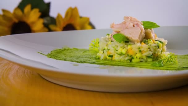 Dekoriertes Essen auf weißem Teller mit Sonnenblume — Stockvideo
