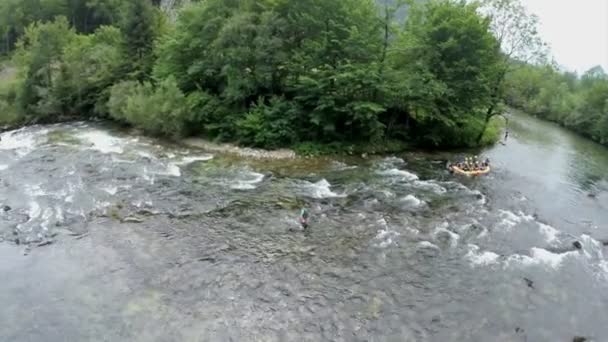 速い川でラフティングのスポーツ チーム — ストック動画