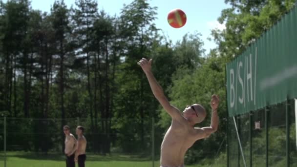 Man gav en vacker övre serve på valleyball — Stockvideo