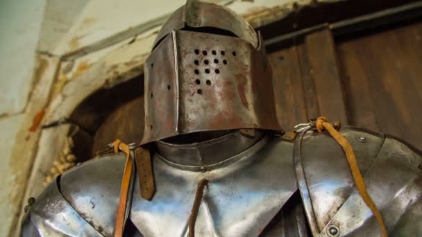 Металевий броньовий шолом на підставці — стокове відео