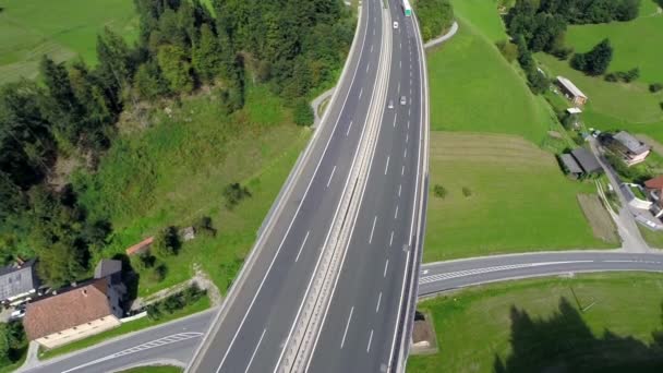교통이 혼잡한 다리의 고속도로 도로 — 비디오