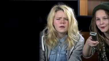 televizyon izlerken kadın