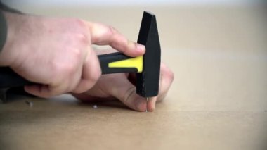 çekiç kullanan adam