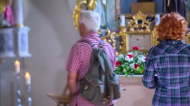 Büyük bir çift kilisede etrafa