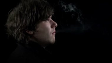 Sigara içen bir adam