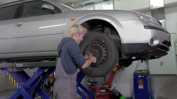 Trabalhador verificando pneus — Vídeo de Stock