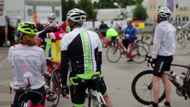 Egy kerékpár maraton Szlovéniában lovaglás kerékpárosok — Stock videók