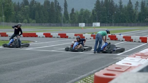 Compétition de chariots sur piste — Video